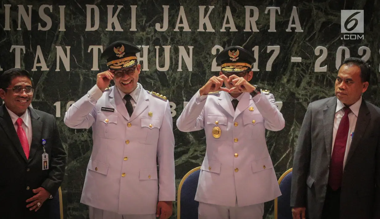 Gubernur dan Wagub DKI Jakarta Anies Baswedan (kedua kiri) dan Sandiaga Uno (kedua kanan) berpose usai sertijab di Balai Kota, Jakarta, Senin (16/10). (Liputan6.com/Faizal Fanani)
