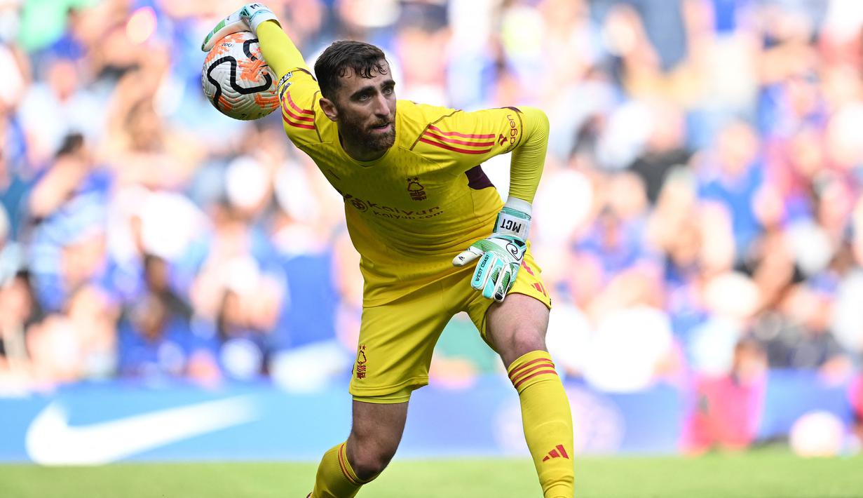 Kiper Nottingham Forest, Matt Turner menguasai bola saat menghadapi Chelsea pada laga Liga Inggris 2023/2024 di Stamford Bridge, London (2/9/2023). Nottingham Forest mendatangkan Matt Turner di posisi penjaga gawang dari Arsenal setelah ditinggal Keylor Navas yang berstatus pinjaman dari PSG. Matt Turner dikontrak selama 4 tahun hingga 30 Juni 2027 dengan nilai transfer 8,15 juta euro. (AFP/Justin Tallis)