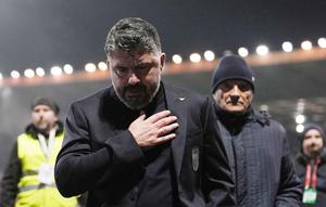 Italia sempat unggul lebih dulu melalui gol Moise Kean pada menit ke-15. Namun, pada menit ke-79, Bosnia dan Herzegovina berhasil menyamakan kedudukan lewat gol Haris Tabakovic. Tampak dalam foto, pelatih Timnas Italia, Gennaro Gattuso, berjalan keluar lapangan usai pertandingan final play-off kualifikasi Piala Dunia 2026 melawan Bosnia dan Herzegovina di Stadion Bilino Polje, Zenica, Selasa 31 Maret 2026 waktu setempat atau Rabu 1 April 2026 dini hari WIB. (Fabio Ferrari/LaPresse via AP)