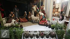 Petugas menata diorama kelahiran Yesus Kristus di Gereja Katedral, Jakarta, Rabu (23/12). Jelang perayaan Natal, Gereja Katedral mulai berhias dengan berbagai ornamen, salah satunya diorama kelahiran Yesus Kristus. (Liputan6.com/Immanuel Antonius)