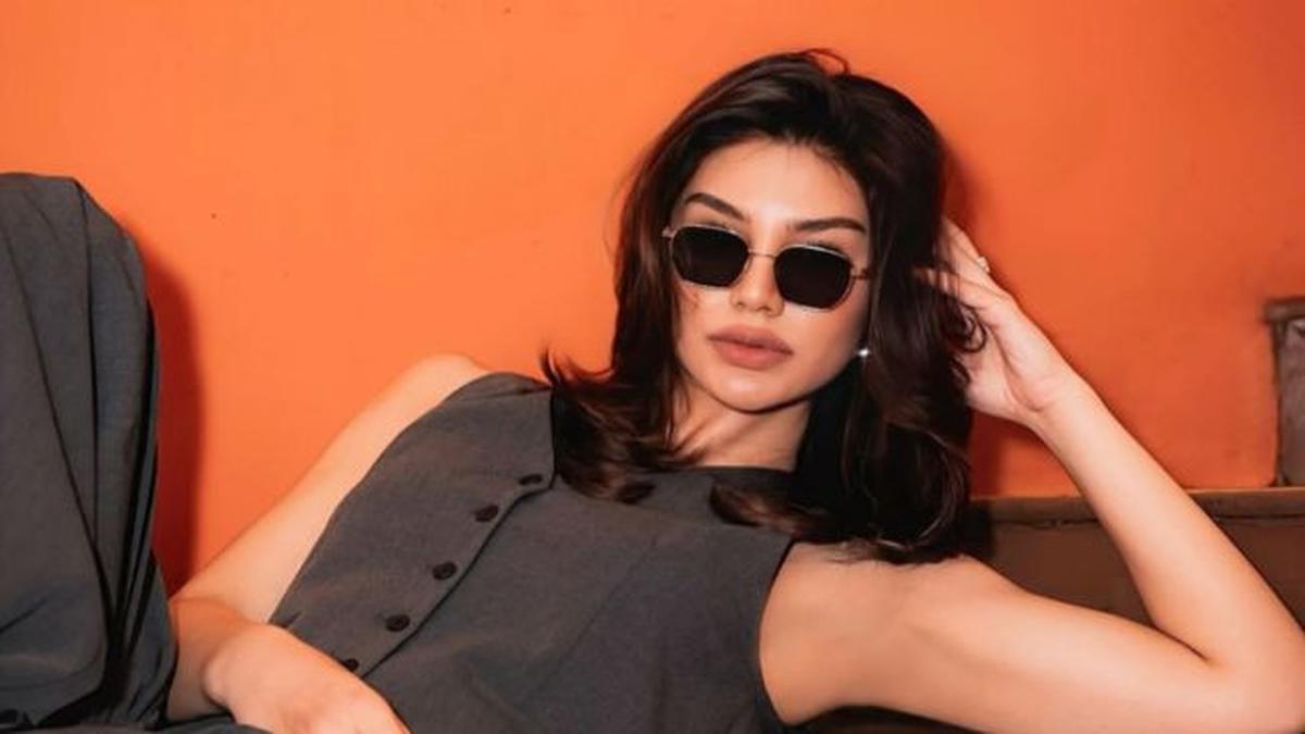 5 Pesona Jihane Almira Tampil Elegan di Pemotretan Terbaru, Kode Siap Debut di Miss Universe?
