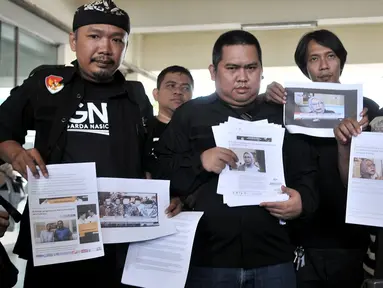 Anggota Garda Nasional untuk Rakyat (GNR) menunjukkan barang bukti saat melaporkan capres dan cawapres Prabowo-Sandi ke Bawaslu, Jakarta, Kamis (4/10). Pelaporan terkait dugaan adanya kampanye hitam. (Merdeka.com/Iqbal Nugroho)