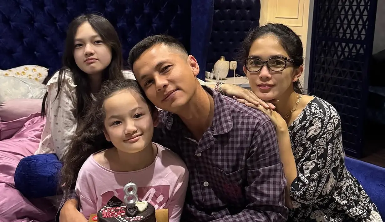 Keluarga Andhika Pratama dan Ussy Sulistiawaty memang dikenal selalu merayakan momen spesial bersama-sama. Mereka selalu memastikan setiap anggota keluarga merasa dihargai dan dicintai. Hal ini terlihat dari konsistensi mereka dalam merayakan ulang tahun setiap anggota keluarga dengan penuh kehangatan. Ussy dan Andhika juga tak pernah membedakan ulang tahun anak-anaknya. (Liputan6.com/IG/@ussypratama)