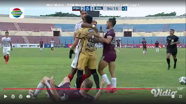 Dua pemain Bali United, Wawan Hendrawan dan Willian Pacheco nyaris baku hantam ketika melawan PSM Makassar.