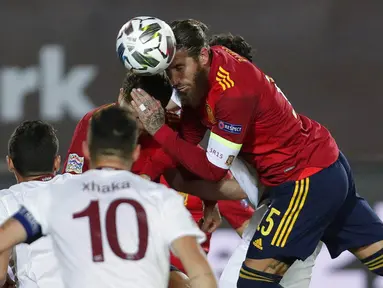 Bek Spanyol, Sergio Ramos, menyundul bola saat melawan Swiss pada laga UEFA Nations League di Stadion Alfredo di Stefano, Minggu (11/10/2020). Spanyol menang dengan skor 1-0. (AP Photo/Manu Fernandez)