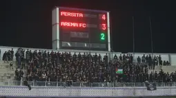 Suporter Persita Tangerang memberikan dukungan saat melawan Arema FC pada laga BRI Liga 1 di Stadion Indomilk Arena, Tangerang, Rabu (13/3/2024). (Bola.com/M. Iqbal Ichsan)