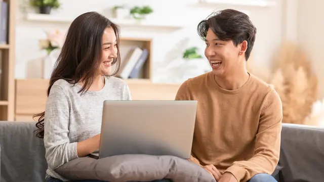 teman pria couple tertawa