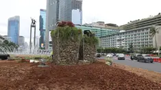 Kendaraan melintas dekat instalasi batu gabion yang kembali dipasang di kawasan Bundaran HI, Jakarta, Sabtu (4/1/2020). Instalasi gabion di lokasi yang sama tersebut sempat dibongkar sementara untuk dijadikan panggung saat perayaan malam tahun baru. (Liputan6.com/Herman Zakharia)
