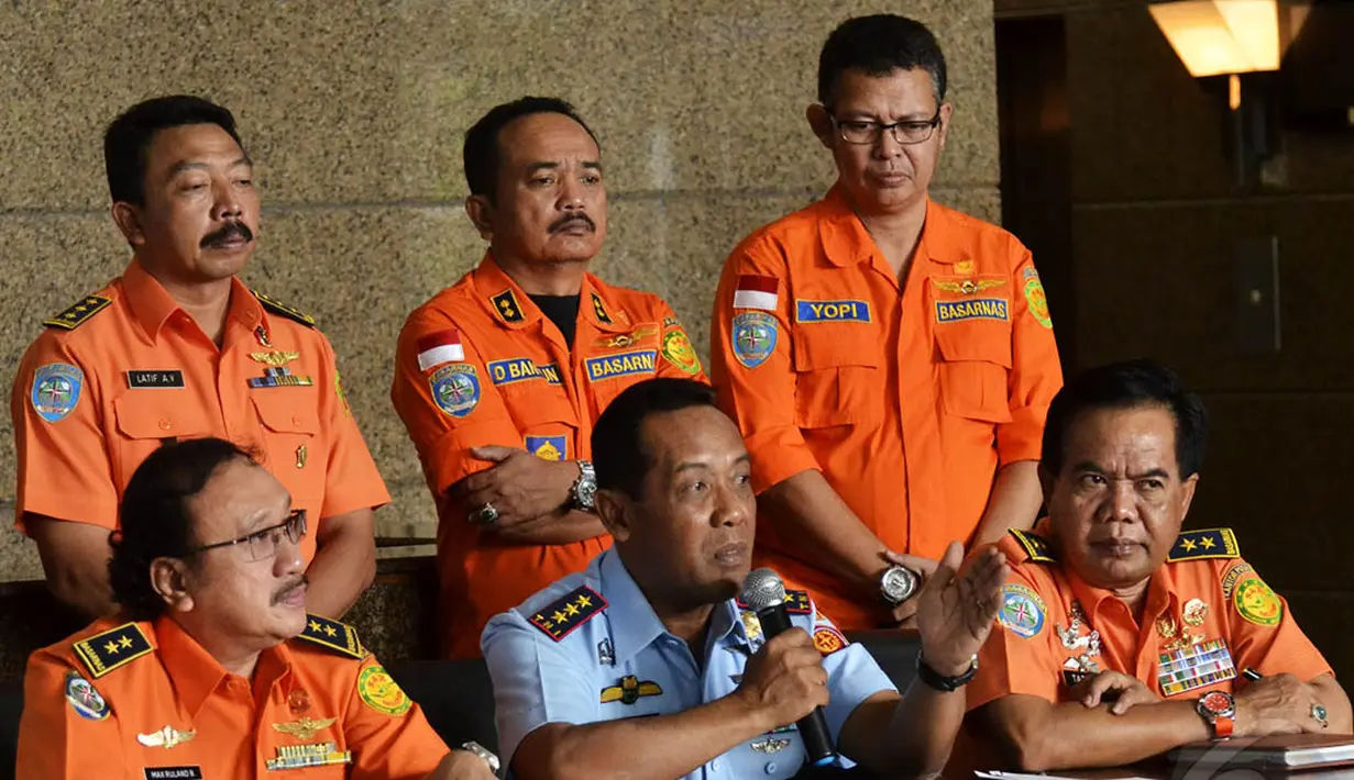 Kepala Basarnas Marsekal Madya TNI F Henry Bambang Soelistyo saat jumpa pers terkait evakuasi pesawat AirAsia QZ8501, Jakarta, Rabu (31/12/2014). (Liputan6.com/Faisal R Syam)