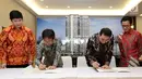 Komisaris Utama PT Palmerindo Properti Hadi Kusuma dan Direktur Operasional PT Pulauintan Bajaperkasa Konstruksi Wendy Kuncoro saat penandatanganan kerjasama pembangunan apartemen Permata Hijau Suites di Jakarta, Sabtu (28/10) (Liputan6.com)