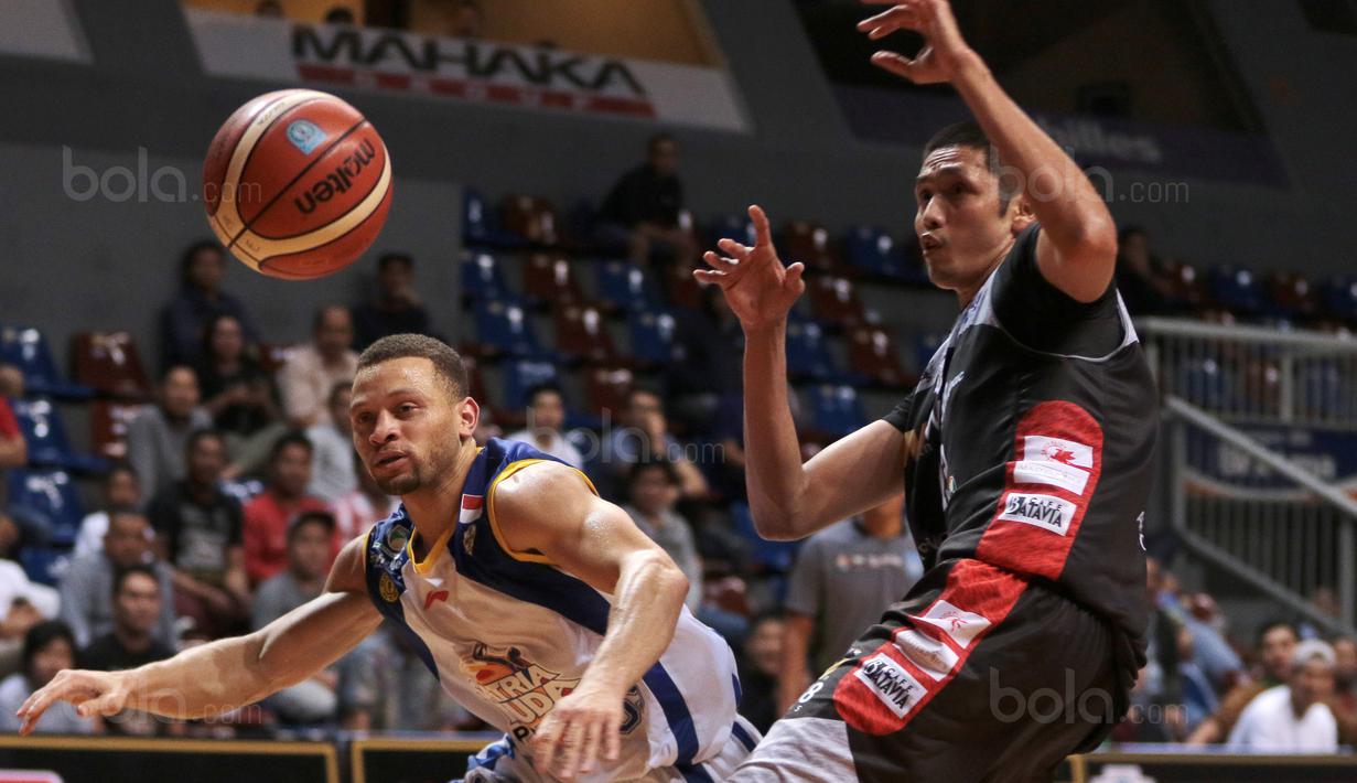Pebasket Satria Muda, Kevin Karell Bridgewaters (kiri) berebut bola dengan pebasket Aspac Jakarta, Ruslan pada laga Perbasi Cup 2017 di Sports Mall, Kelapa Gading, Jakarta, (09/11/2017). Satria Muda menang 86-79. (Bola.com/Nick Hanoatubun)