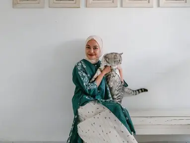 Penulis Rintik Sedu memiliki kucing yang sangat lucu bernama Abang. Abang biasanya selalu menjadi kucing penurut saat berada di pangkuan Tsana. Tsana sangat menyayangi Abang hingga kucing lucunya itu sering dibelikan pakaian yang menambah kesan lucu dari Abang. (Liputan6.com/IG/@ntsana)