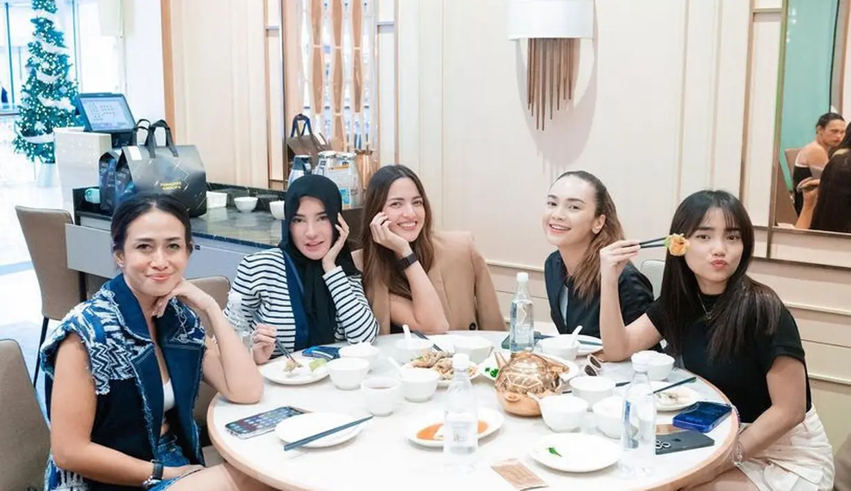 Masih di Singapura, keduanya pun sama-sama makan satu meja bersama. Nia tampak mengenakan blazer coklat, Fuji tampil dengan atasan kaos hitamnya. [@fuji_an]