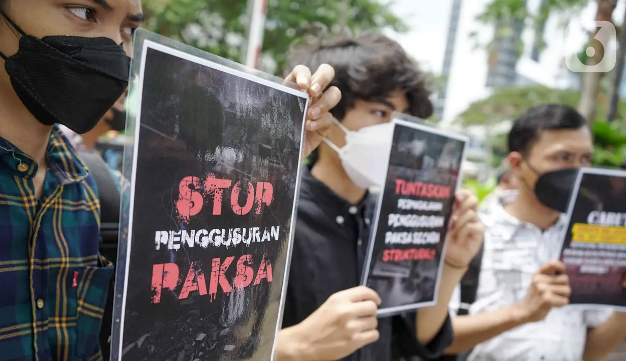 Massa dari Koalisi Rakyat Menolak Penggusuran (KRMP) berunjuk rasa di depan Balai Kota DKI Jakarta, Kamis (10/2/2022). Selain berunjuk rasa, mereka juga akan menyerahkan surat tuntutan untuk mencabut Pergub DKI Jakarta 207 tahun 2016 yang meligitimasi penggusuran paksa (Liputan6.com/Herman Zakharia