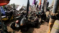 Peserta Acara Jawa Rongsok Extreme istirahat di bawah terik matahari (Liputan6.com/Mochamad Khadafi)