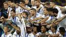 Para pemain Real Madrid merayakan gelar juara Liga Champions ke-13 usai mengalahkan Liverpool di Stadion Olimpiyskiy, Kiev, Sabtu (26/5/2018). Madrid menang 3-1 atas Liverpool. (AP/Sergei Grits)