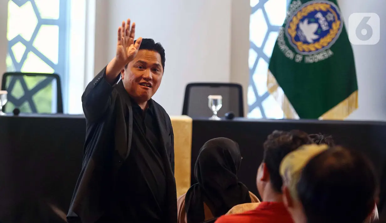 Ketua Umum Perserikatan Sepakbola Seluruh Indonesia (PSSI), Erick Thohir menyapa wartawan sesaat sebelum memberi keterangan terkait perkembangan Timnas Indonesia di Jakarta, Selasa (25/2/2025). (Liputan6.com/Angga Yuniar)
