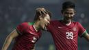 Pemain Timnas Indonesia U-19, Firza Andika, merayakan gol yang dicetak Egy Maulana Vikri ke gawang Kamboja U-19 pada laga persahabatan di Stadion Patriot, Bekasi, Rabu (4/10/2017). Indonesia menang 2-0 atas Kamboja. (Bola.com/Vitalis Yogi Trisna)