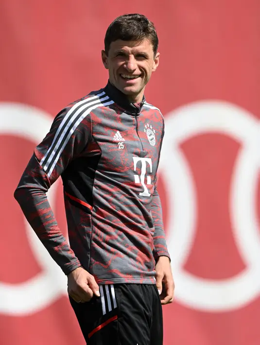 Pemain depan Bayern Munchen Thomas Mueller tiba untuk sesi latihan menjelang perempat final Liga Champions menghadapi Manchester City di Munich, Jerman bagian selatan, Senin (10/4/2023). (Photo by Christof STACHE / AFP)