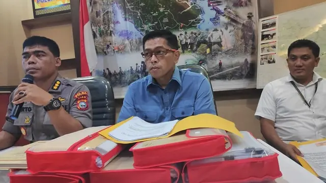 Direktur Reskrimsus Polda Riau AKBP Andri Sudarmadi bersama Kabid Humas Kombes Sunarto dan Kasubdit IV Reskrimsus Kompol Andi Yul.
