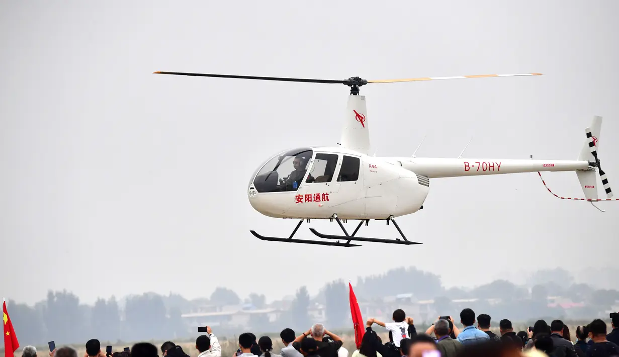 Orang-orang menikmati pertunjukan udara di Kota Anyang, Provinsi Henan, China tengah, pada 1 Oktober 2020. Berbagai kegiatan dilakukan warga China untuk merayakan libur Hari Nasional tahun ini. (Xinhua/Feng Dapeng)