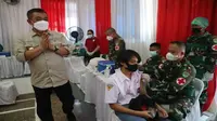 Wali Kota Cirebon Nashrudin Azis saat memantau vaksinasi di SMAN 7 Kota Cirebon. Foto (Liputan6.com / Panji Prayitno)
