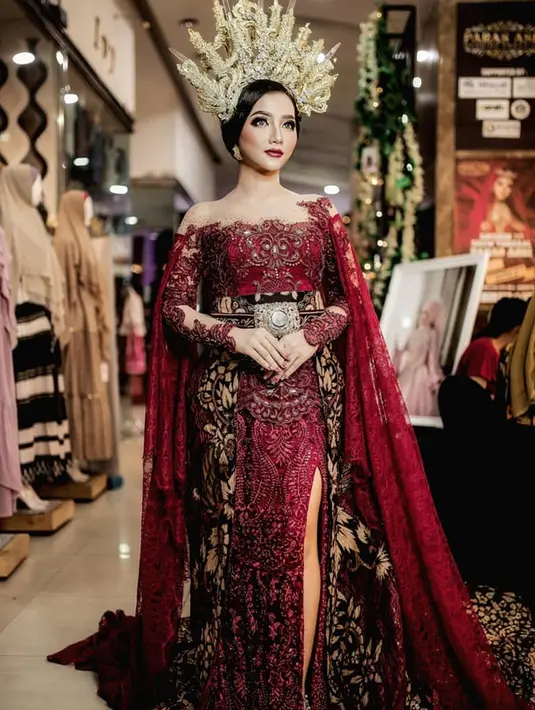 Seiring berkembangnya zaman, wanita yang kerap berduet dengan Gerry Mahesa ini tampil cantik dengan kebaya modern. Kali ini ia memilih kebaya warna merah cenderung gelap untuk penampilannya. Lala tampak anggun dan memesona. (Liputan6.com/IG/@lala__widy)