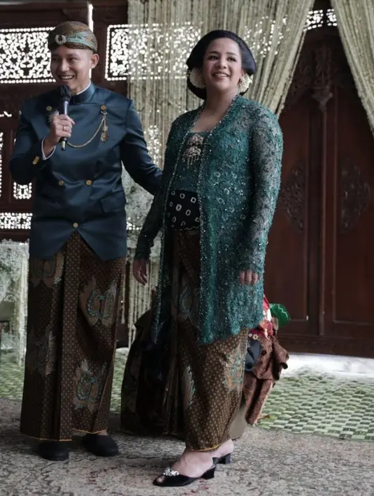 Angel Pieters mengadakan prosesi 7 bulanan dengan adat Jawa. Ia tampil dengan kebaya panjang brokat warna hijau dipadukan beos dan kain batik sebagai bawahan. Ia pun tampil serasi dengan suami yang mengenakan beskap hijau dan kain batik. [@angelpieters]
