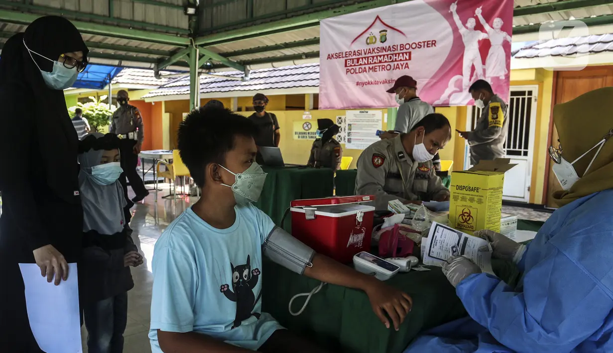 Seorang anak menjalani pemeriksaan kesehatan saat mengikuti vaksinasi booster COVID-19 di Taman Pemuda Pratama, Depok, Jawa Barat, Kamis (7/4/2022). Menteri Kesehatan Budi Gunadi Sadikin mengingatkan syarat yang harus dipenuhi untuk mudik Lebaran 2022. (Liputan6.com/Johan Tallo)