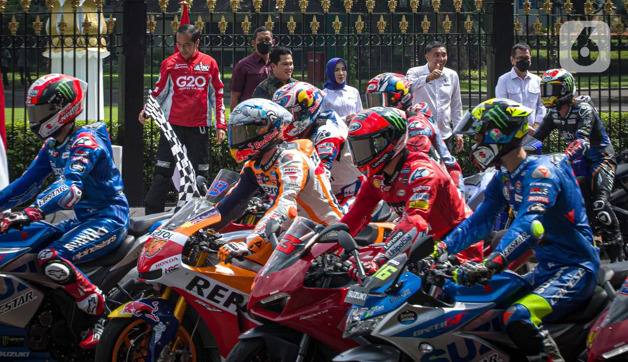 Para pembalap MotoGP bersiap mengambil start untuk melakukan parade dari depan Istana Merdeka, Jakarta Pusat, Rabu (16/3/2022). Parade MotoGP tersebut merupakan rangkaian kegiatan sebelum para pembalap berlaga di MotoGP Mandalika yang berlangsung pekan ini. (Liputan6.com/Faizal Fanani)