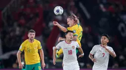 Pemain Australia,&nbsp;Jackson Irvine, duel udara dengan pemain Timnas Indonesia,&nbsp;Ivar Jenner, pada laga kedua Grup C Kualifikasi Piala Dunia 2026 Zona Asia di Stadion Utama Gelora Bung Karno (SUGBK), Jakarta Pusat, pada Selasa (10/9/2024). (Bola.com/Bagaskara Lazuardi)