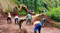 Tim Gabungan dari TNI, Polri dan BPBD Lumajang, berupaya membersihkan longsoran tanah yang menutup jalan Desa Argosari (Istimewa)