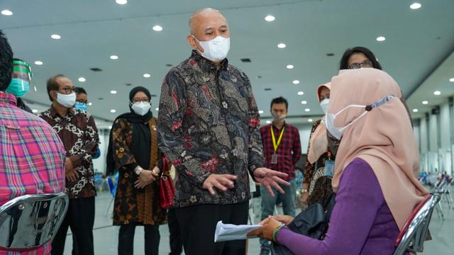 Menteri Koperasi dan UKM Teten Masduki meninjau proses vaksinasi terhadap pelaku UMKM di Yogyakarta