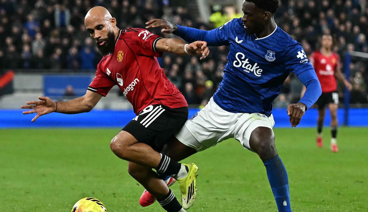 Berstatus tim tamu, Manchester United langsung mengambil inisiatif menyerang sejak awal laga. Tampak dalam foto, gelandang Manchester United asal Kamerun, Bryan Mbeumo (kiri), dihadang oleh gelandang Everton asal Inggris, Tim Iroegbunam, selama pertandingan pekan ke-27 Liga Primer Inggris 2025/2026 di Stadion Hill Dickinson, Liverpool, barat laut Inggris, Senin 23 Februari 2026 waktu setempat atau Selasa 24 Februari 2026 dini hari WIB. (Paul ELLIS/AFP)