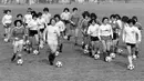 Para pesepak bola wanita melakukan persiapan sebelum menjalani seleksi untuk Timnas Prancis di Creps stadium, Aix-en-Provence, Prancis pada Februari 1981. ( AFP/Gerard Fouet )