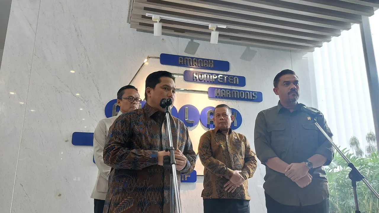 Menteri BUMN Erick Thohir dan Menteri UMKM Maman Abdurrahman menggelar konferensi pers di Kantor Kementerian BUMN, Jakarta, Selasa (17/12/2024). (Arief/Liputan6.com)