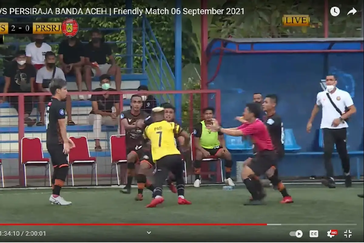 Kapten AHHA PS Pati FC, Zulham Zamrun, mengejar pemain Persiraja Banda Aceh, Defri Rizki.