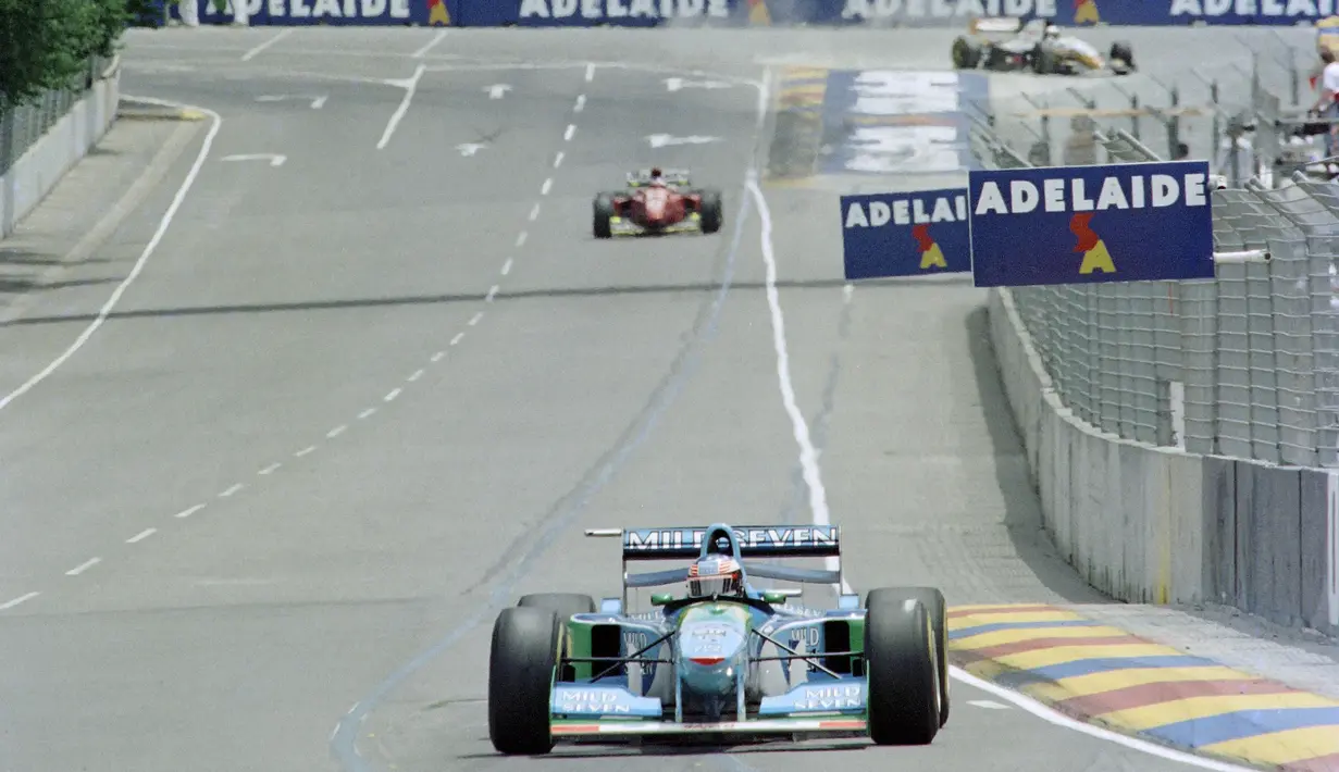 Sikap tidak sportif dari Schumacher di GP Adelaide, Asutralia pada tahun 1994, dimana saat itu Schumacher memotong jalur Damon Hill dan menyebabkan tabrakan diantara keduanya. Hal ini dilakukan oleh Schumacher untuk melindungi keunggulan satu poinnya dari Hill. (Foto: AFP/Toshifumi Kitamura)