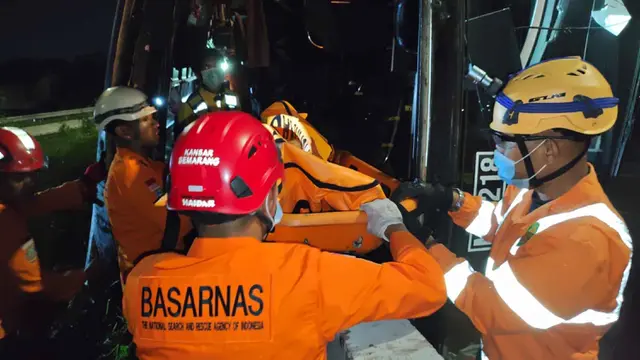 Dramatis, Proses Evakuasi Penumpang Bus PO Cahaya Trans di Tol Semarang