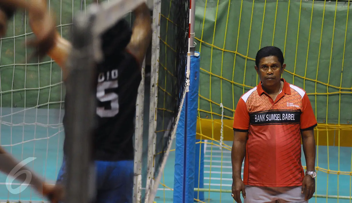 Pelatih tim putra Palembang Bank Sumsel Babel, Victor Laiyan mengawasi latihan di Padepokan Voli Sentul, Bogor (27/1/2016). Latihan ini bagian persiapan menghadapi turnamen Proliga 2016, pertengahan Februari mendatang. (Liputan6.com/Helmi Fithriansyah) 