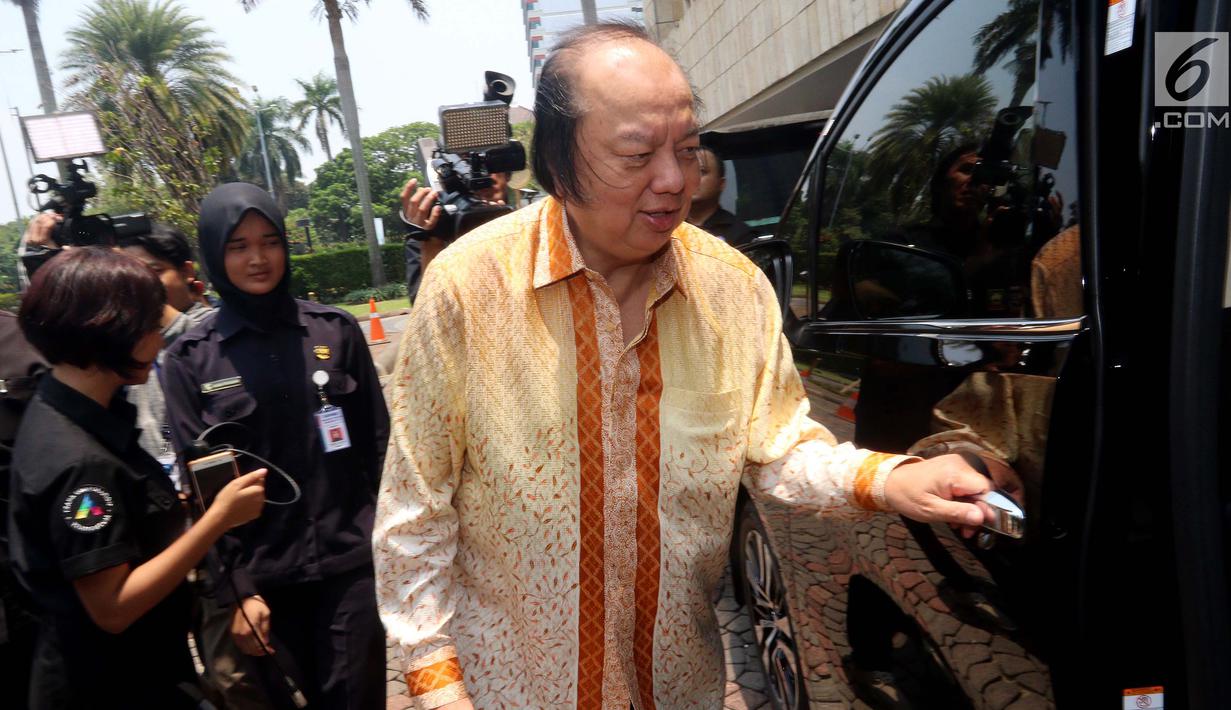 Pendiri Mayapada Group Dato Sri Tahir menuju mobil usai menukarkan dolar  AS dan dolar Singapura di gedung BI, Jakarta, Senin (15/10). Tahir menukarkan uang sebanyak USD 93 juta-55 juta dolar Singapura sekitar Rp 2 triliun. (Liputan6.com/Johan Tallo)