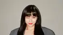 Pesona cantik luar biasa dari Ryujin ITZY dengan rambut panjang berwarna hitamnya. Dengan poni tirai, penampilan Ryujin terlihat semakin imut. Foto: Instagram.