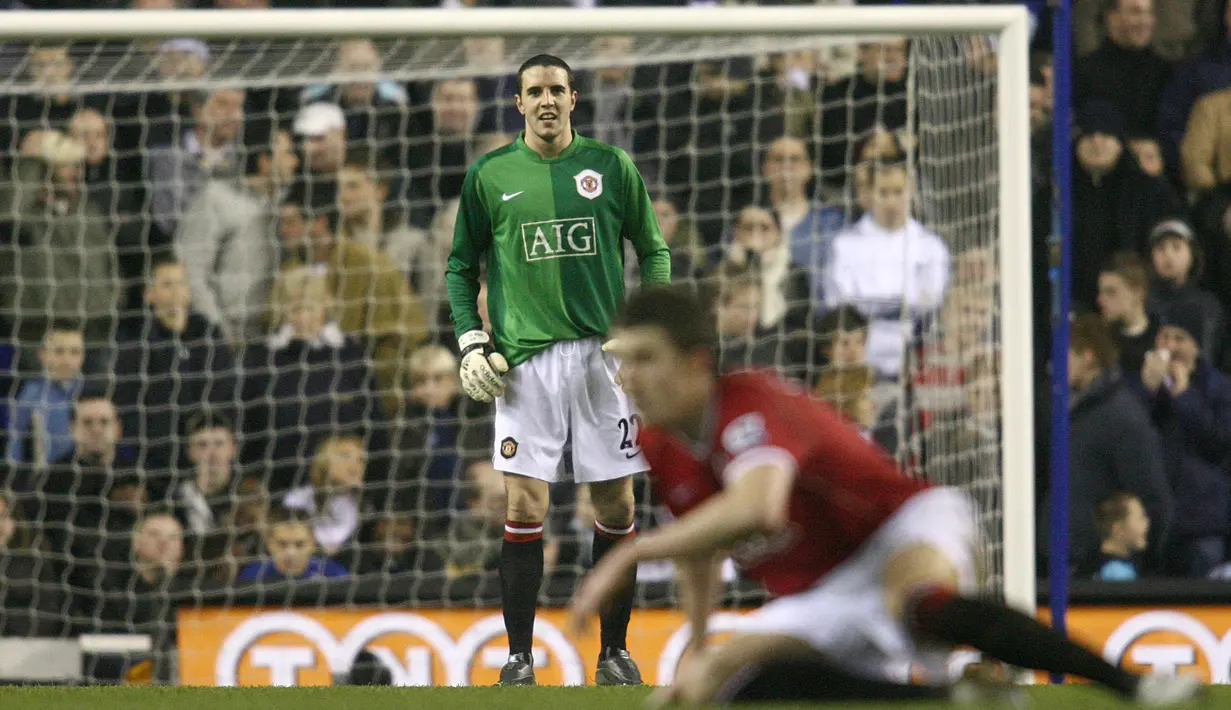 John O'Shea mengambil alih posisi kiper setelah Edwin van der Sar mengalami cedera di saat-saat akhir laga tandang Manchester United menghadapi Tottenham Hotspur di White Hart Lane pada 2007. (Foto: AFP/Chris Young)