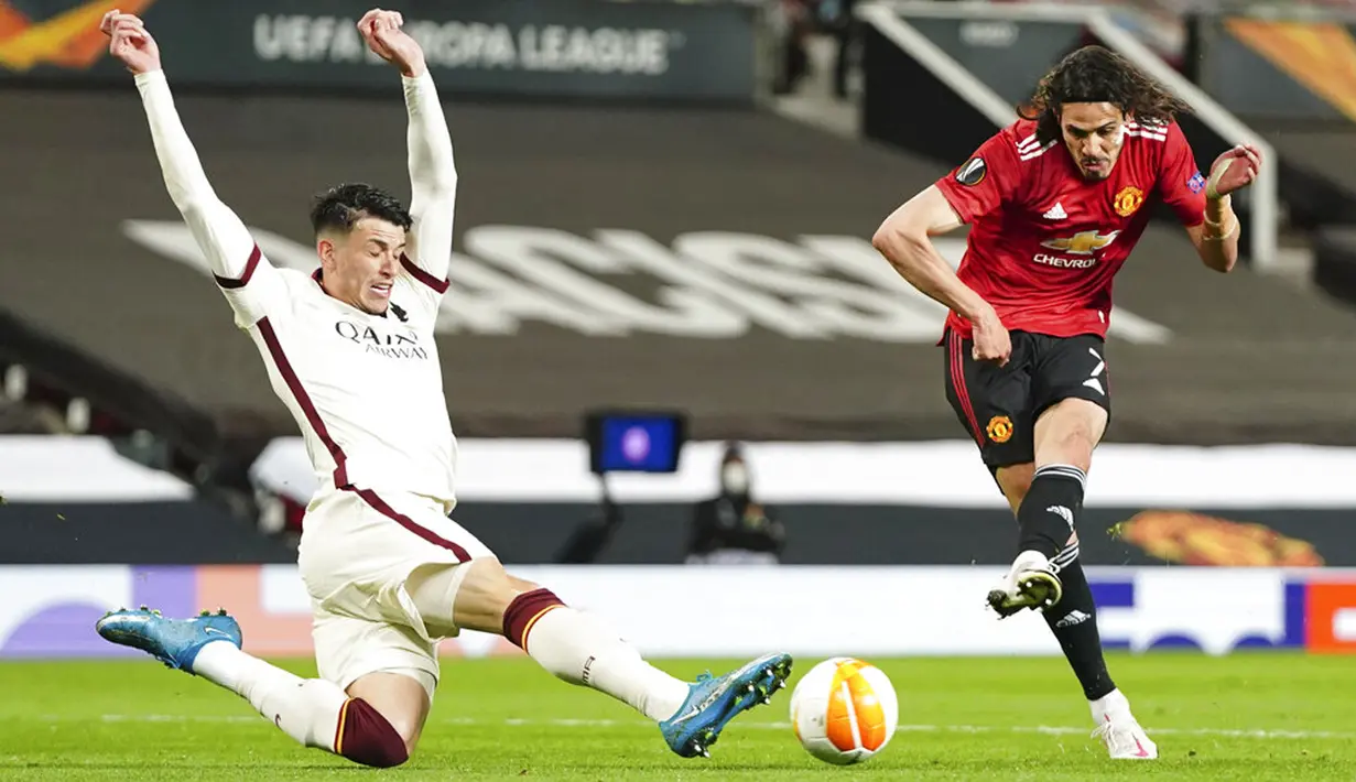 Pemain Manchester United Edinson Cavani (kanan) menendang bola saat melawan AS Roma pada leg pertama semifinal Liga Europa di Old Trafford, Manchester, Inggris, Kamis (29/4/2021). Manchester United menang 6-2. (AP Photo/Jon Super)
