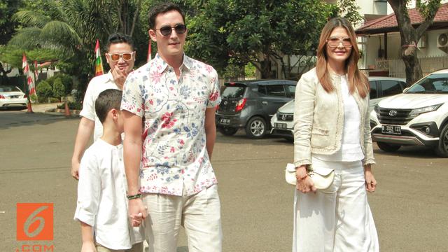 [Bintang] Tamara Blezynski dan Mike Lewis di Pernikahan Kimberly Ryder