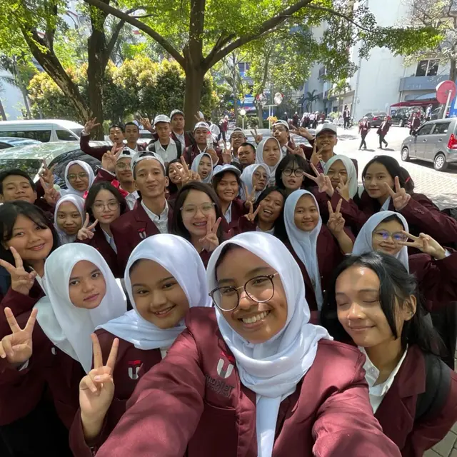 6 Potret Shakiena Azalea Anak Okie Agustina Kini Sudah Kuliah, LDR dengan Keluarga