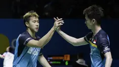 Pasangan Indonesia, Kevin Sanjaya/Marcus Gideon, saat melawan wakil Jepang, Takuto Inoue/Yuki Kaneko, pada Indonesia Open 2019 di Istora, Jakarta, Selasa (16/7). Pasangan Indonesia menang 20-22, 21-16, 21-14. (Bola.com/M Iqbal Ichsan)