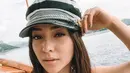 Saat tamasya di outdoor, Nikita Willy menggunakan topi sailor cap dengan nuansa monokrom. Perpaduan sailor cap dan busana tanpa lengan membuat gaya pelantun lagu 'Ku Tetap Menanti' ini lebih modis dan stylish. (Liputan6.com/IG/@nikitawillyofficial94)