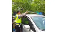 Pengendara mobil Honda Freed ditangkap polisi karena pakai Rotator palsu. (source: Instagram @viralno.1)