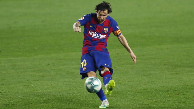 Striker Barcelona, Lionel Messi, melepaskan tendangan ke gawang Athletic Bilbao pada laga La Liga di Stadion Camp Nou, Selasa (23/6/2020). Barcelona menang 1-0 atas Athletic Bilbao. (AP/Joan Monfort)